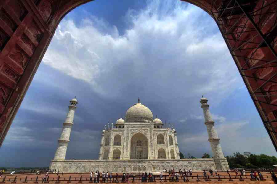 Agra police stop puja bid at Taj Mahal by Hindutva group that claims it’s a Shiva temple (Telegraph India)