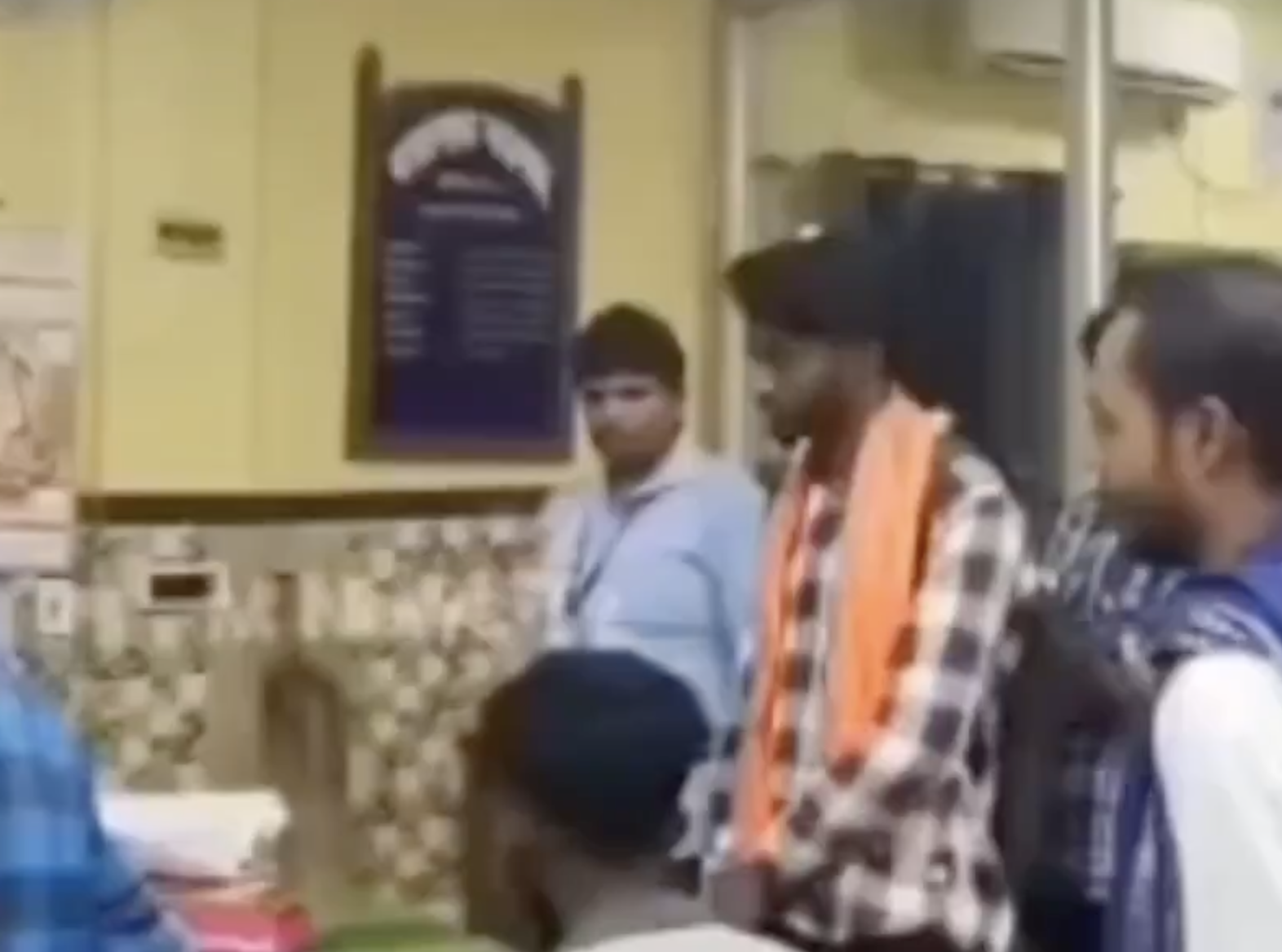 In Barasat, VHP-Bajrang Dal Members Demand Ban on Burqas at College