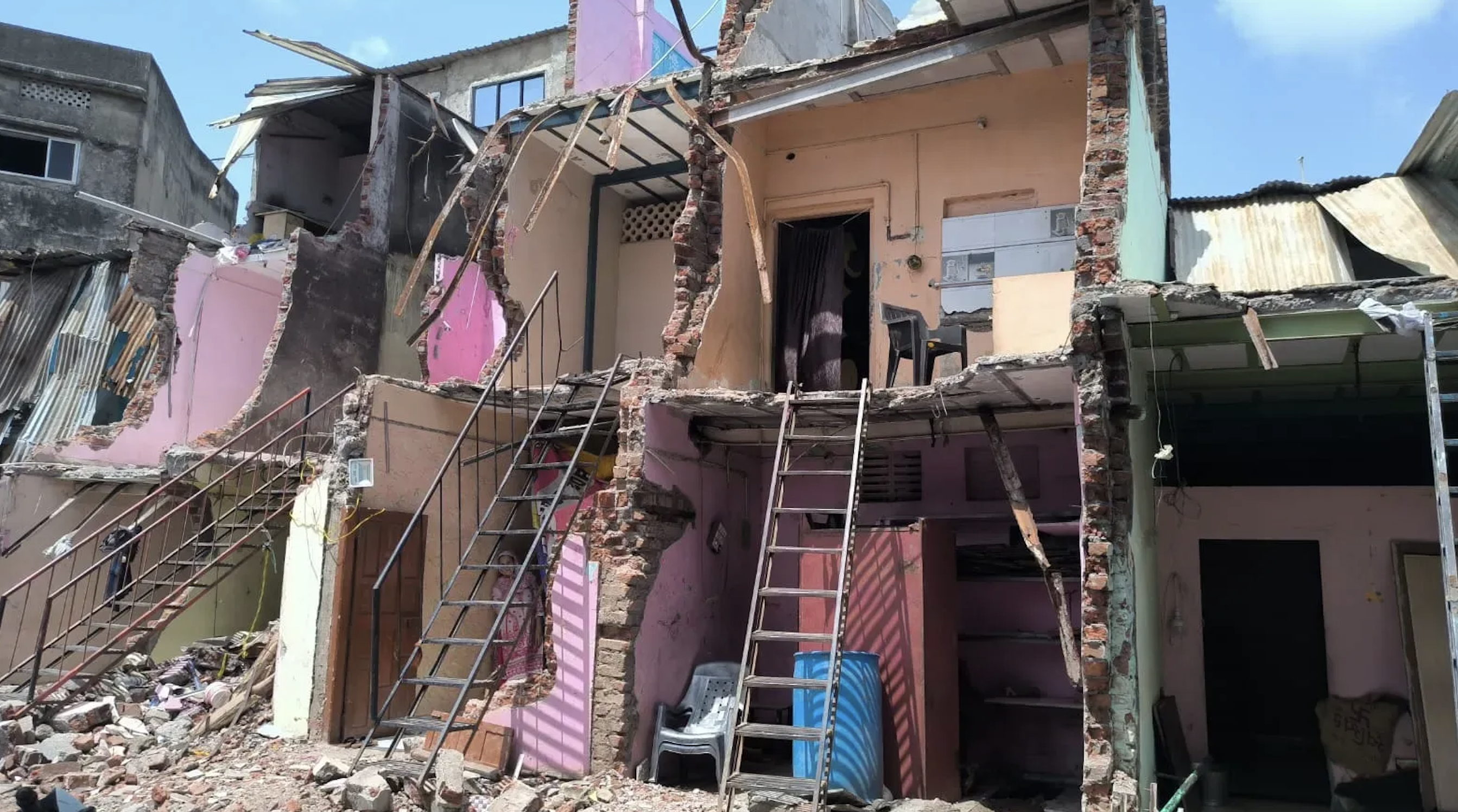 Gujarat HC questions charging Surat residents for rehab after “illegal” demolitions, asks why top officials remain in posts (Maktoob Media)
