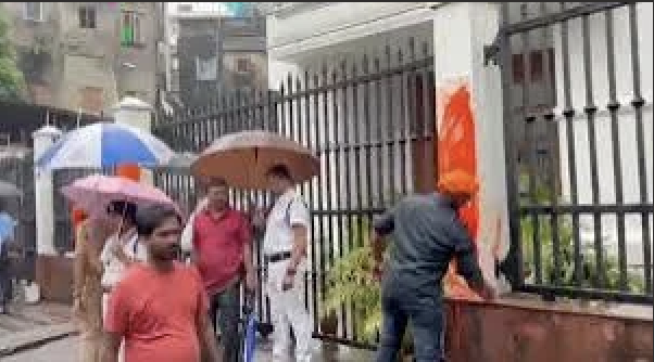 Hindutva Group Protesters Paint Anandabazar Patrika Office Saffron After ‘Saffron Hooliganism’ Headline (The Observer Post)