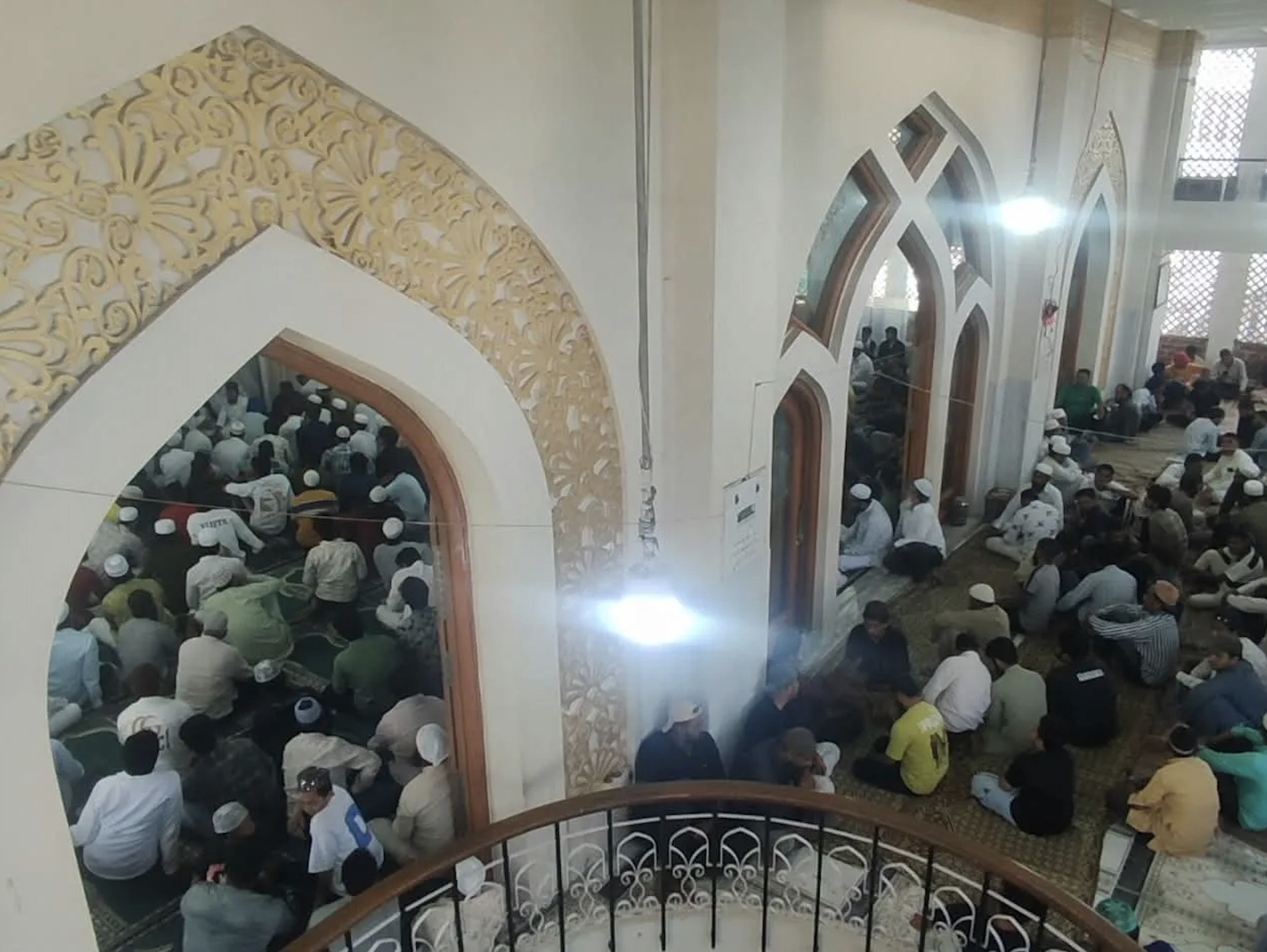 MP: Ujjain Muslims sit inside historic Shahi Masjid to stop demolition amid heavy police deployment (Maktoob Media)
